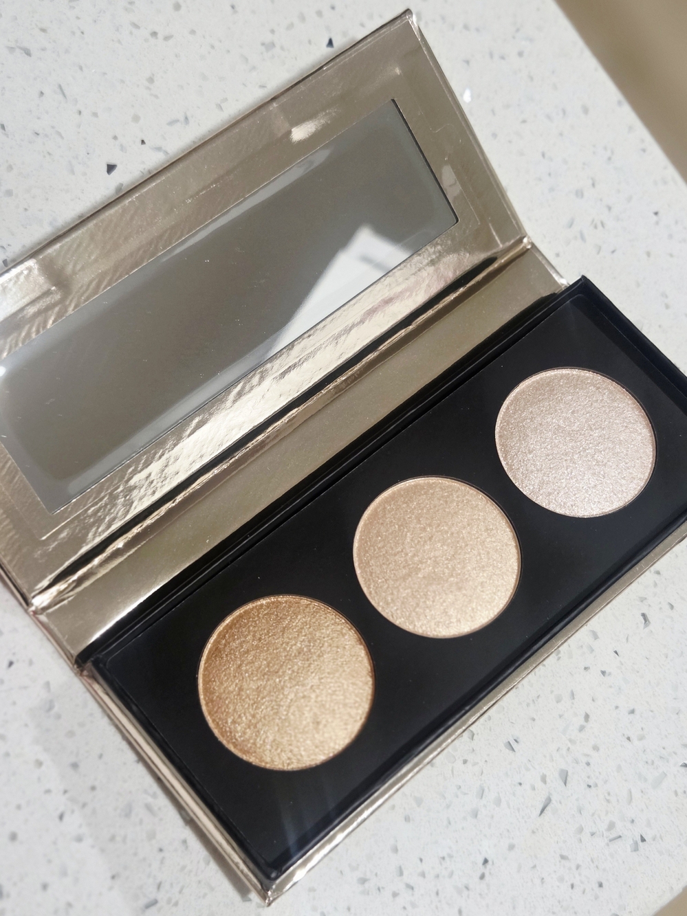 ICONIC LONDON Trio Highlighter Palette - Champagne Gold, Soft Gold, Pearl